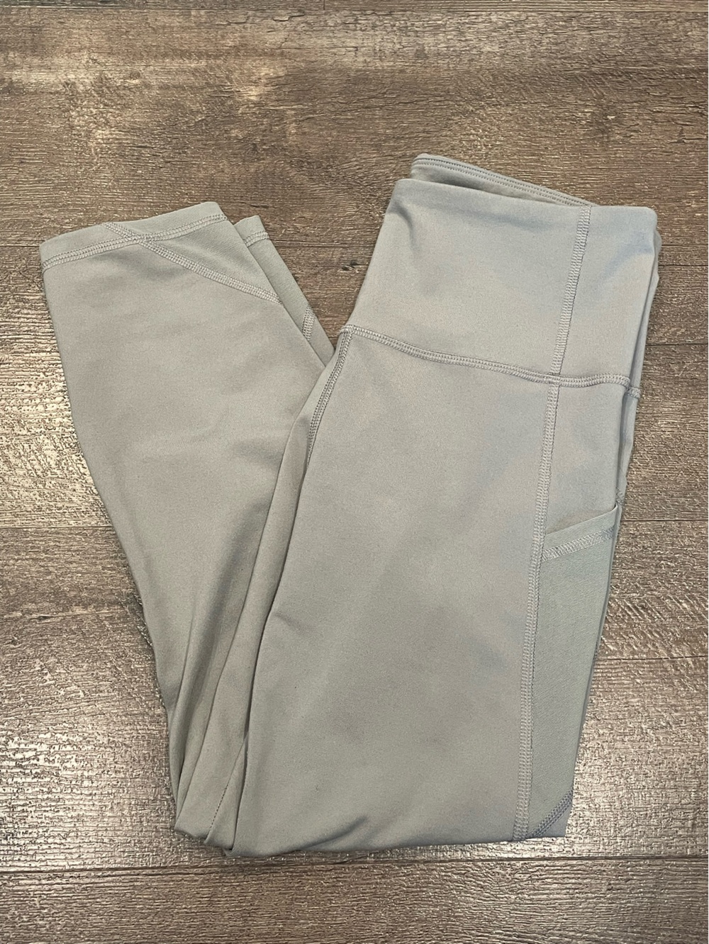 Old Navy Light Gray Women’s Capri Active Leggings Go-Dry Size Medium